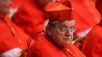 La decisión 'sin precedentes' del papa Francisco de desalojar de su residencia en el Vaticano al cardenal crítico Raymond Burke