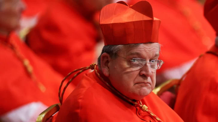 La decisión 'sin precedentes' del papa Francisco de desalojar de su residencia en el Vaticano al cardenal crítico Raymond Burke