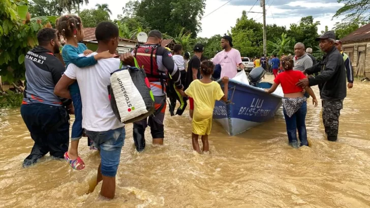Popular entrega ayudas para comunidades y familias afectadas por disturbio tropical