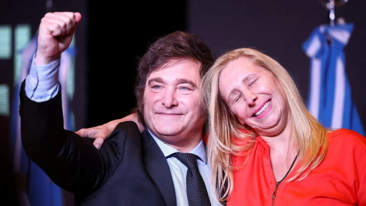Milei es presidente de Argentina al derrotar a Massa por un amplio margen y da un vuelco a la política del país con sus propuestas libertarias y radicales