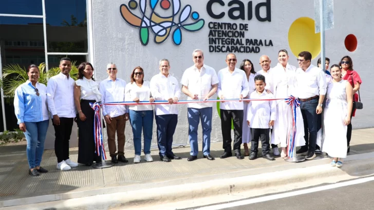 Abinader inaugura un centro CAID y reconoce aporte de Candy Montilla