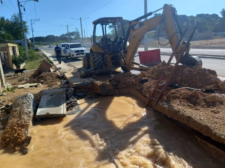 CAASD trabaja corrección de avería en línea del Acueducto Oriental Barrera de Salinidad en Santo Domingo Este