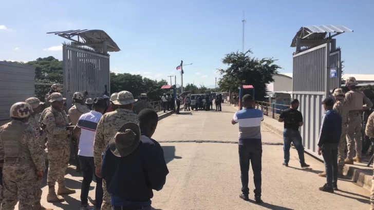 Transportistas y comerciantes haitianos rompen candado del portón fronterizo de Dajabón, para permitir el paso de mercancías dominicanas