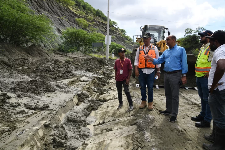 Deligne Ascención supervisa daños ocasionados por la tormenta tropical en Azua y Ocoa