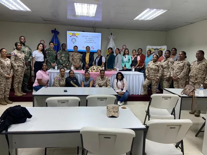 Dirección de Equidad de Género y Desarrollo del Ministerio de Defensa enseña a militares sobre la convivencia igualitaria de hombres y mujeres