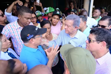 Leonel Fernández visitó zonas afectadas por inundaciones en SDO