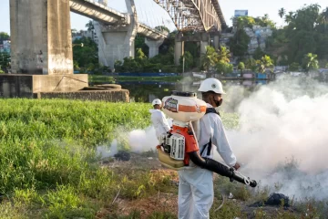 Militares fumigan para eliminar criaderos de mosquitos
