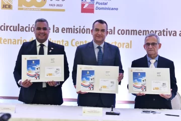 Ponen a circular sello postal conmemorativo al centenario de la JCE
