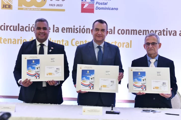Ponen a circular sello postal conmemorativo al centenario de la JCE