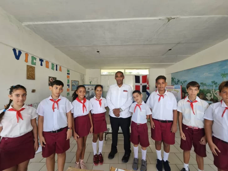 Embajada dominicana en Cuba dona útiles escolares a Escuela Máximo Gómez, de Habana del Este