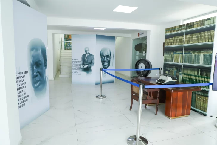 La-exposicion-esta-organizada-por-la-Fundacion-Jose-Francisco-Pena-Gomez.-728x485