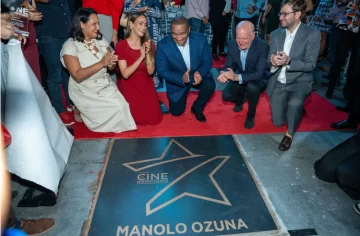Manolo-Ozuna-entrega-de-su-estrella.-Foto-Caribbean-Cinemas-728x477