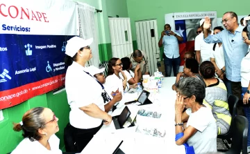 Ministro-de-MOPC-junto-al-personal-peronal-medico-del-MOPC-728x451