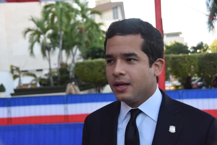 Omar Fernández oficializa su candidatura al Senado de la República