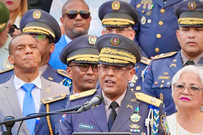Director de policía remueve la mata en departamentos y direcciones regionales