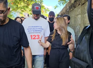 Romeo Santos y alcaldesa Carolina Mejía recorren La Arenita tras lluvias