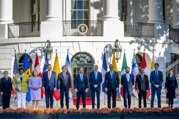 Biden intercambia palabras con Lacalle y Abinader en la foto de familia de la cumbre APEP