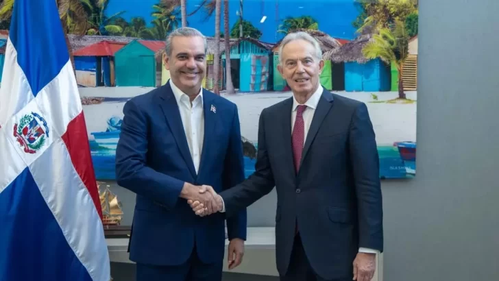 Ex primer ministro británico Tony Blair y Abinader tratan crisis con Haití
