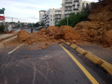 Trabajan en desescombrar el puente flotante tras un desprendimiento de tierra