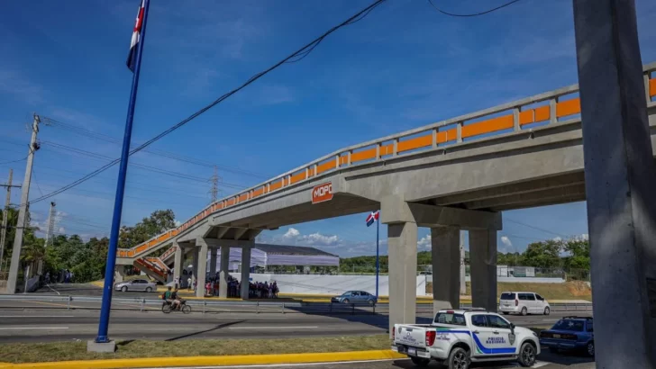 Inauguran puente peatonal y motorizado en El Carril de Haina