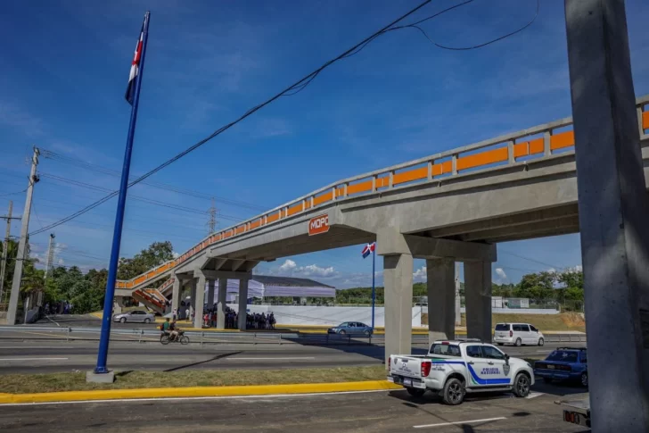 Inauguran puente peatonal y motorizado en El Carril de Haina