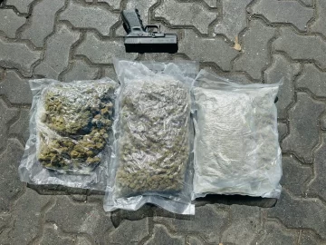 Agentes DNCD confiscan tres paquetes de marihuana y una pistola
