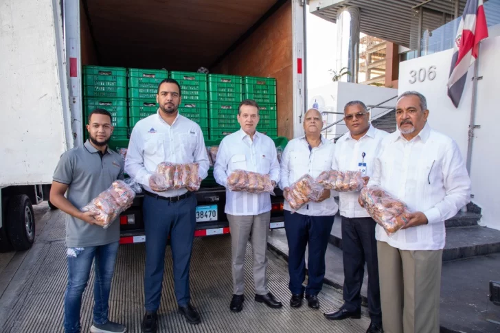 Distribuyen 400 mil panes en comunidades afectadas por lluvias