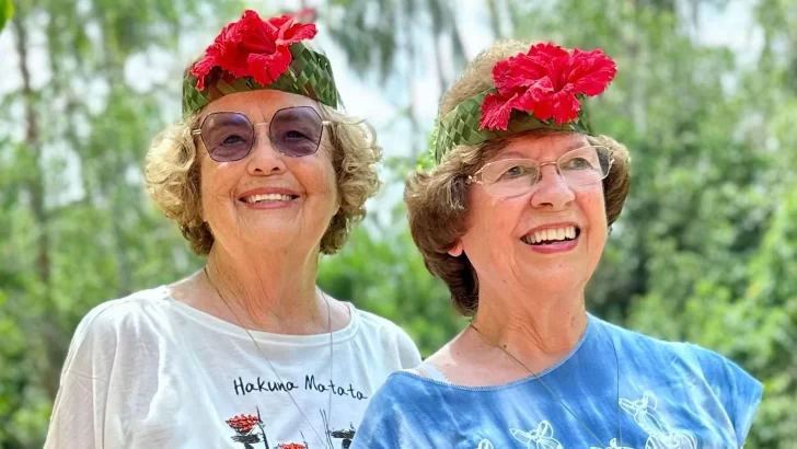 La inspiradora aventura de Ellie y Sandy, 'las abuelas de Tiktok' que recorren el mundo a los 82 años luego de quedar viudas