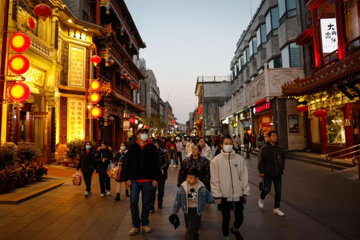 La población china acelera su contracción y se reduce en 2023 en 2,08 millones de personas