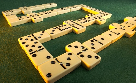 Se escribe «dominó» o «dómino», con tilde, no «domino»