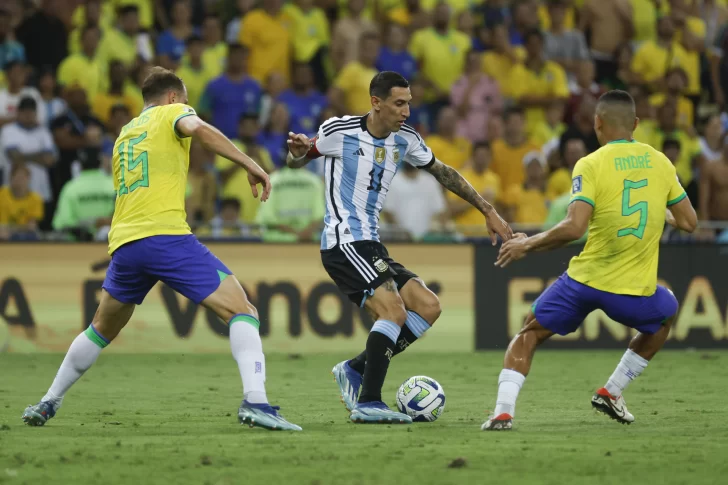 Brasil cae ante Argentina en Río y Colombia festeja en Asunción