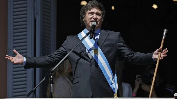 Milei promete un 'shock' económico al asumir la presidencia de Argentina