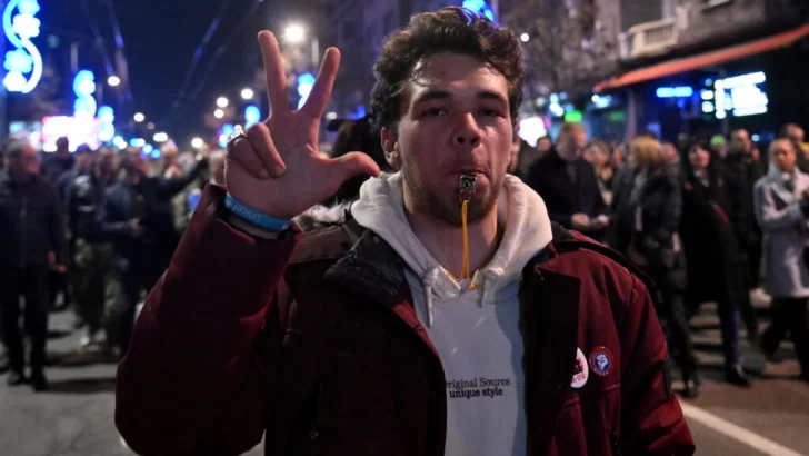 Estudiantes bloquean las calles de Belgrado exigiendo la repetición de las elecciones