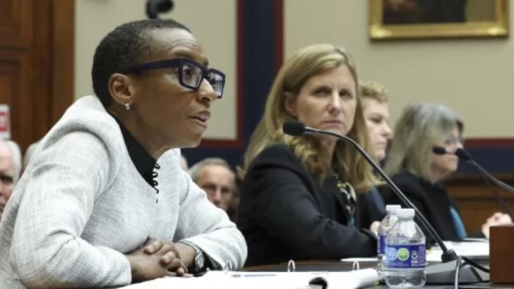 Arrecian críticas contra la presidenta de Harvard por su gestión del antisemitismo