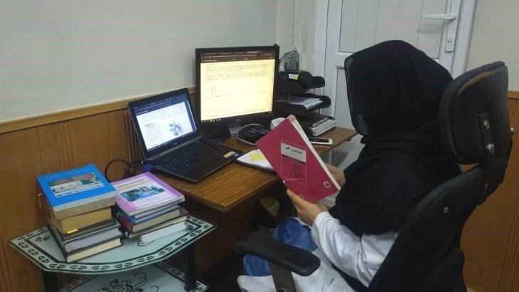 'La vida ha perdido el sentido para mí': la prohibición que les impide a las mujeres médicas ejercer su profesión en Afganistán