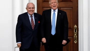 Trump indulta a Rudy Giuliani y otros acusados de intentar revertir las elecciones de 2020 Trump indulta a Rudy Giuliani y otros acusados de intentar revertir las elecciones de 2020