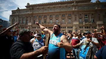 Miles de personas se manifiestan contra las reformas de Milei en Buenos Aires