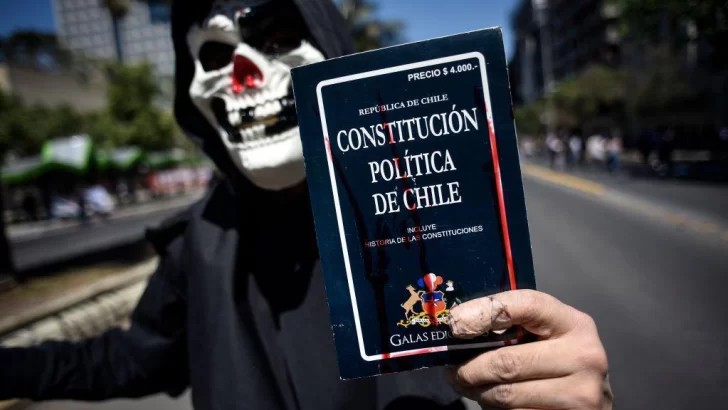 Por qué es tan polémica la Constitución de Chile que, tras dos intentos por cambiarla, seguirá vigente en el país