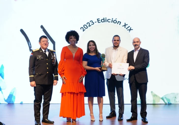 5.-La-periodista-Katheryn-Luna-recibe-su-premio-en-la-categoria-‘Prensa-Digital.-728x510