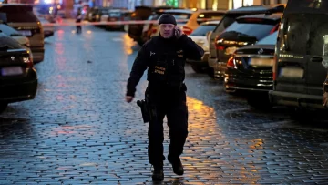 Al menos 14 muertos y decenas de heridos en un tiroteo en una universidad en el centro de Praga