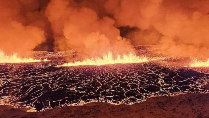 La espectacular erupción de un volcán en Islandia tras semanas de una intensa actividad sísmica