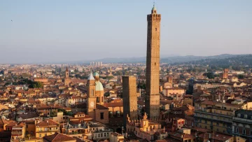 Garisenda, la torre inclinada de Bolonia, es clausurada por temor a que se derrumbe