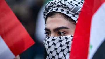Cómo la kufiya se convirtió en una prenda tan icónica para los palestinos (y en un símbolo de resistencia)