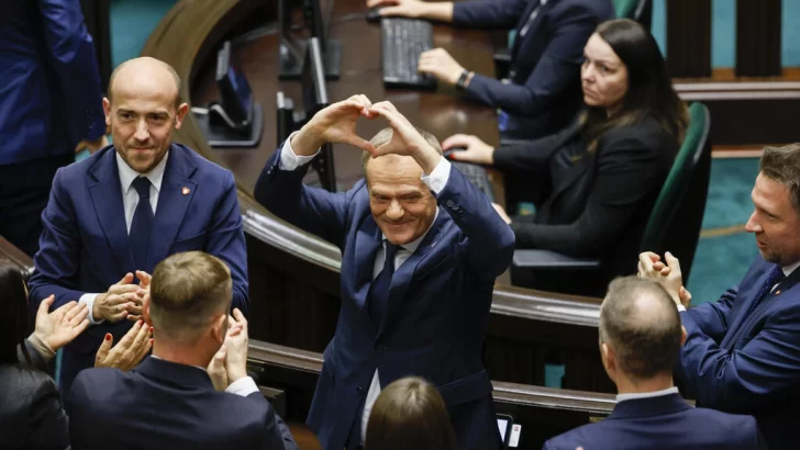 Polonia pone fin a ocho años de gobierno ultranacionalista con el regreso del europeísta Tusk
