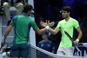 Alcaraz gana a Djokovic por tercera vez, siempre remontando