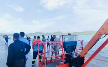 Helicóptero de EEUU y crucero rescatan a 12 sobrevivientes de naufragio