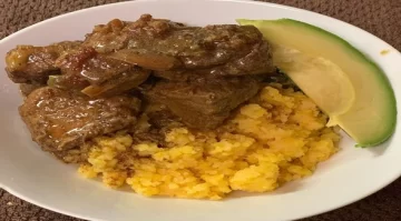 Chenchen-con-chivo-y-aguacate-plato-de-la-gastronomia-dominicana.-Fuente-externa