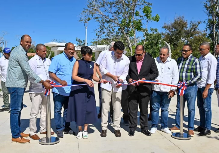 Collado entrega renovado Parque Municipal Pepillo Salcedo
