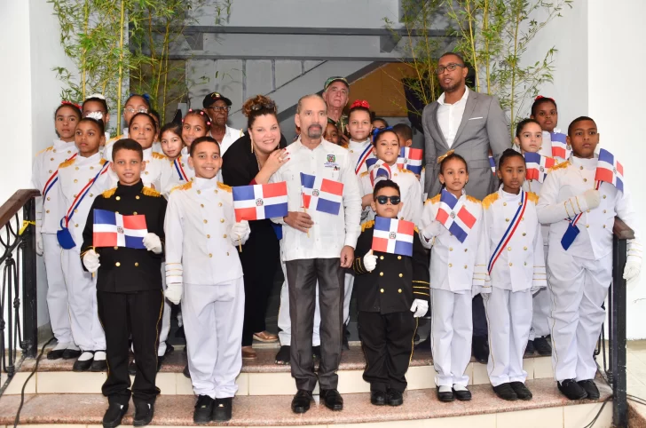 Foto-7-Juan-pablo-Uribe-junto-a-estudiantes-y-educadores-en-el-acto-patriotico.-728x482