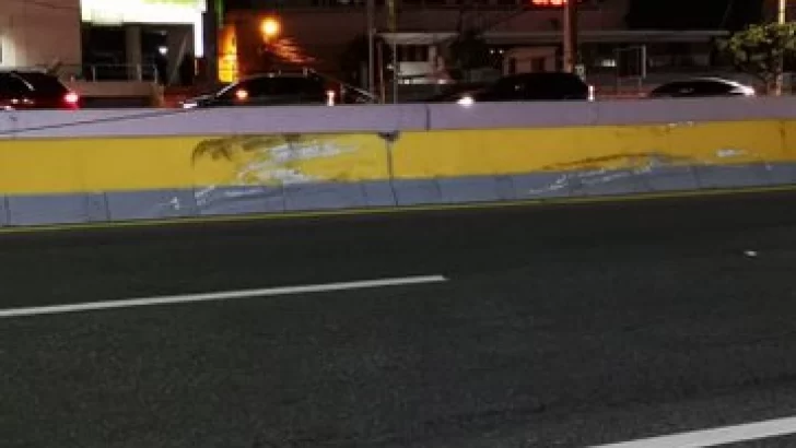 Vehículo se estrelló en paso a desnivel entre las 27 de Febrero y Tiradentes, pero no hay peligro de derrumbe